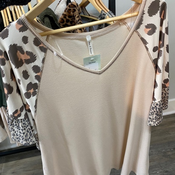 Super cute Animal Print Bell Sleeve Top plus sz - Picture 2 of 2